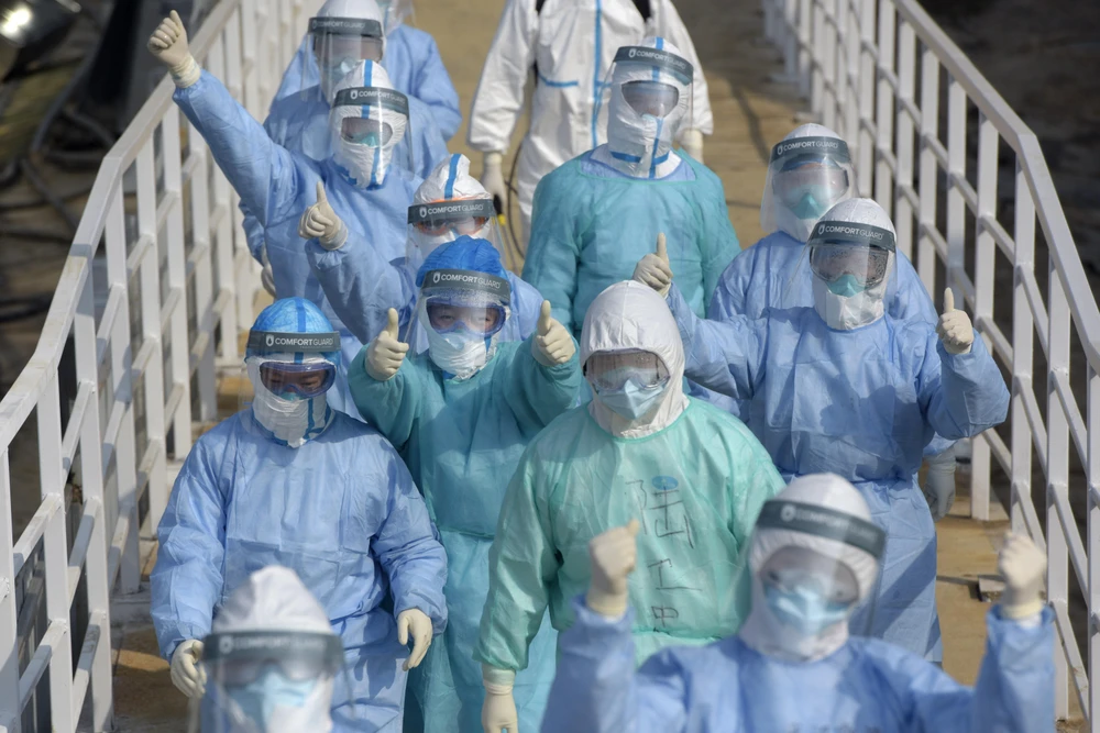 Nhân viên y tế làm việc tại bệnh viện dã chiến Hỏa Thần Sơn ở Vũ Hán, tỉnh Hồ Bắc, Trung Quốc, ngày 4/2/2020. (Ảnh: THX/TTXVN)