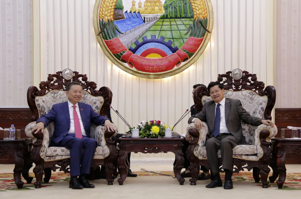 Thủ tướng Lào Thongloun Sisoulith tiếp thân mật Bộ trưởng Tô Lâm cùng Đoàn. (Ảnh: Phạm Kiên/Vietnam+)