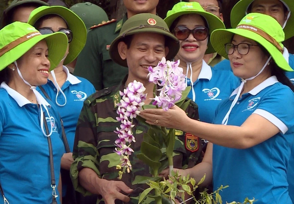 Câu lạc bộ Đô thị xanh Hải Phòng cùng các chiến sĩ đồn biên phòng lựa chọn những cây hoa vừa đẹp nhưng lại có sức sống phù hợp với thời tiết khắc nghiệt trên đảo đá Long Châu. (Ảnh: TTXVN)