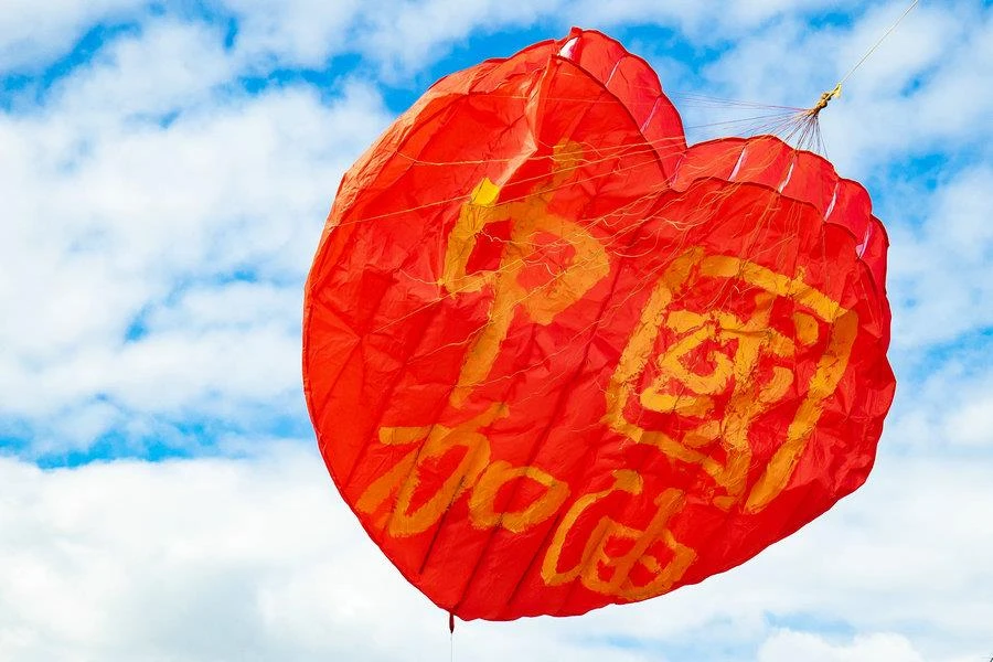 Cánh diều hình trái tim với dòng chữ "Trung Quốc cố lên" tại New Zealand (Nguồn: China Daily)
