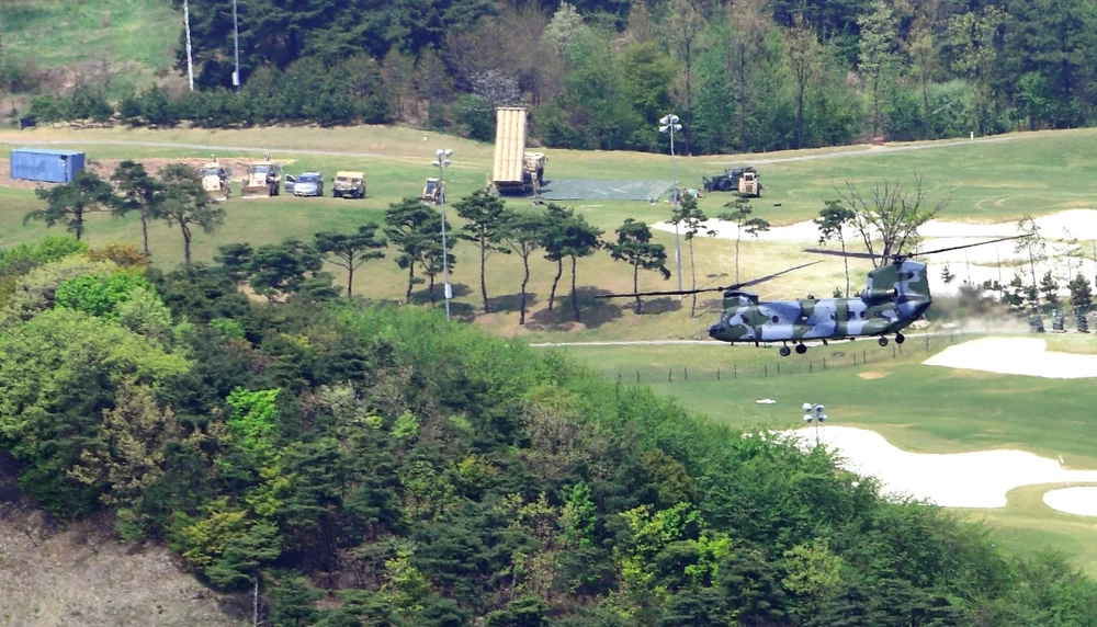 Hệ thống phòng thủ tên lửa tầm cao giai đoạn cuối (THAAD) của Mỹ được triển khai tại căn cứ Seongju, tỉnh Bắc Gyeongsang, Hàn Quốc ngày 26/4/2017. (Ảnh: AFP/TTXVN)