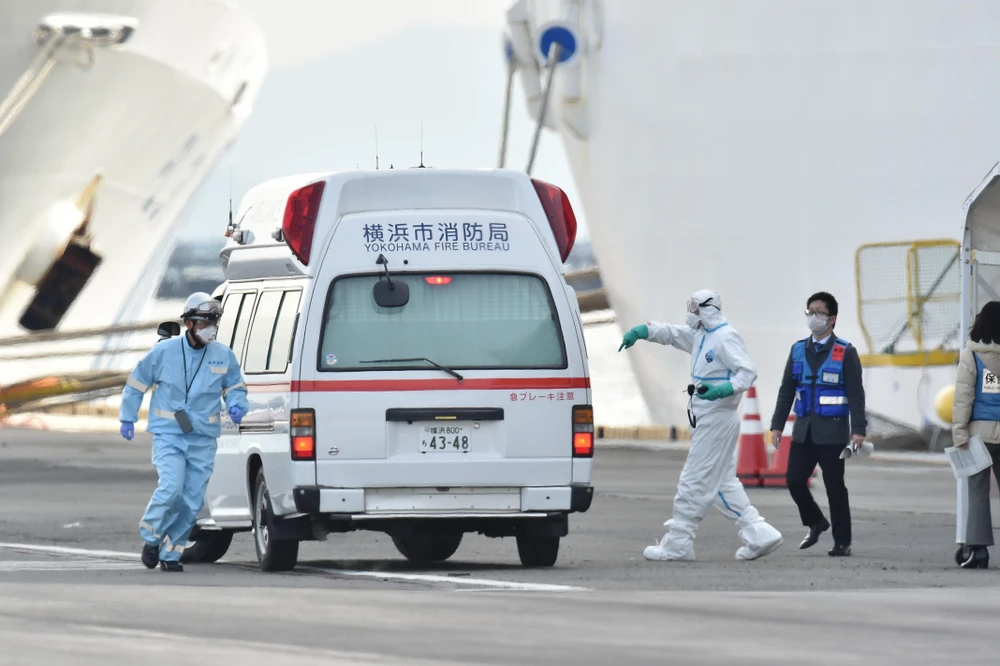 Nhân viên y tế làm nhiệm vụ gần du thuyền Diamond Princess tại cảng Yokohama, Nhật Bản ngày 7/2/2020. (Ảnh: AFP/TTXVN)