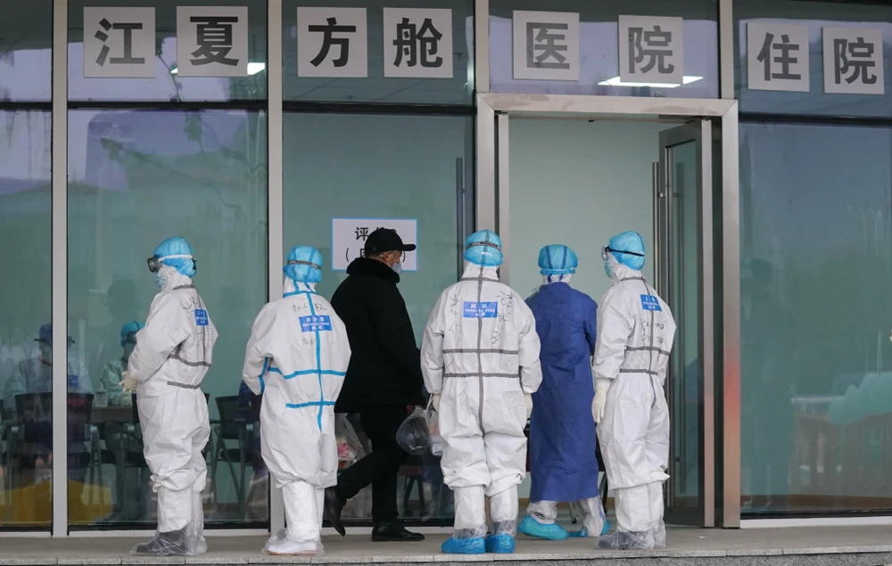 Bệnh nhân nhiễm COVID-19 được đưa tới điều trị tại bệnh viện dã chiến ở Vũ Hán, tỉnh Hồ Bắc, Trung Quốc, ngày 14/2/2020. (Ảnh: THX/ TTXVN)