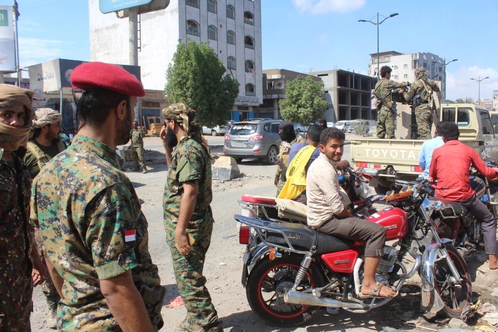 Các thành viên lực lượng an ninh Yemen tuần tra tại thành phố miền Nam Aden, ngày 9/12/2019. (Ảnh: AFP/TTXVN)