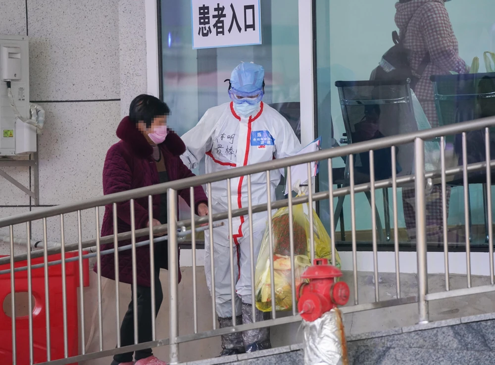 Bệnh nhân nhiễm COVID-19 được điều trị tại bệnh viện ở Vũ Hán, tỉnh Hồ Bắc, Trung Quốc, ngày 14/2/2020. (Ảnh: THX/TTXVN)