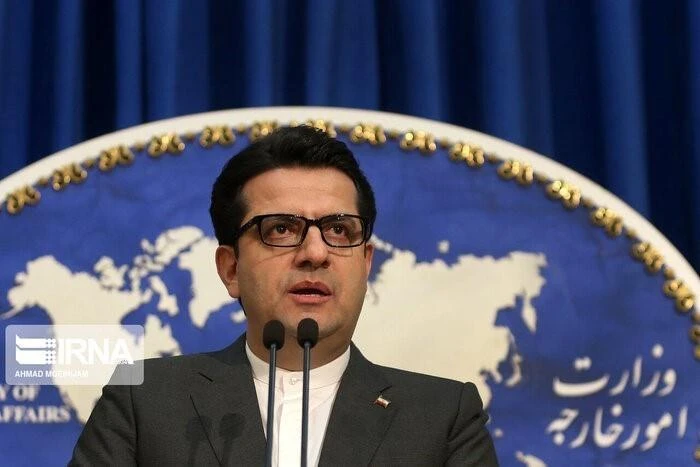 Người phát ngôn Bộ Ngoại giao Iran Abbas Mousavi phát biểu tại cuộc họp báo ở Tehran. (Ảnh: IRNA/TTXVN)