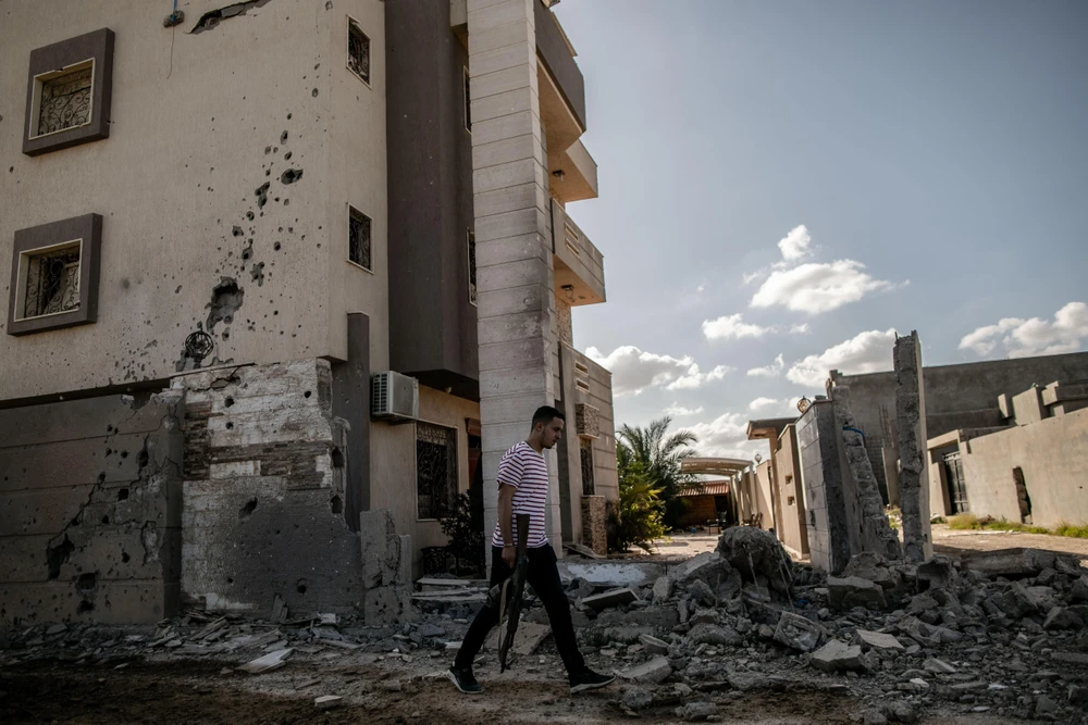 Cảnh đổ nát do xung đột tại khu vực ngoại ô Khallat Al-Ferjan, phía nam thủ đô Tripoli, Libya ngày 16/2/2020. (Ảnh: THX/TTXVN)