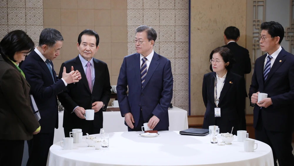 Tổng thống Hàn Quốc Moon Jae-in (giữa) cùng các quan chức tại cuộc họp nội các ở Seoul ngày 18/2/2020. (Ảnh: Yonhap/TTXVN)