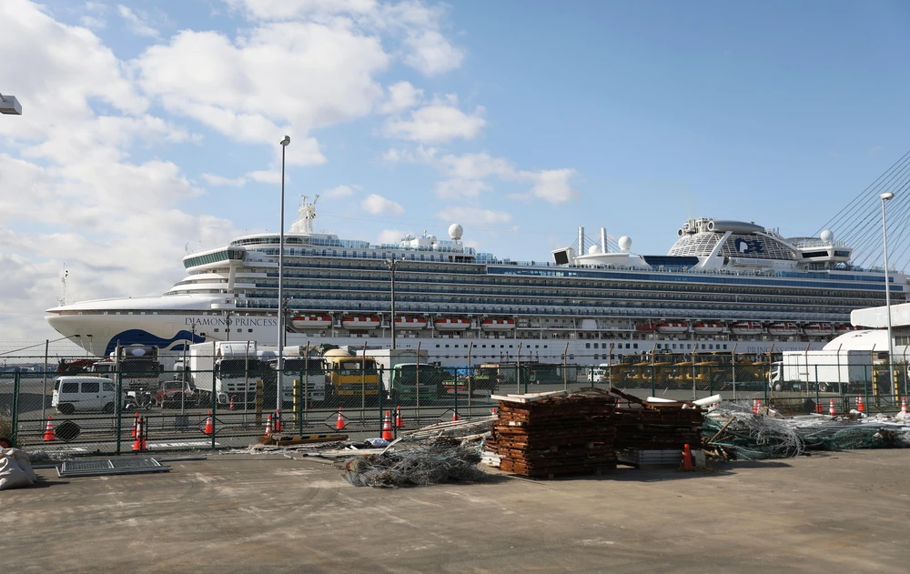 Du thuyền Diamond Princess neo tại cảng Yokohama, Nhật Bản, ngày 19/2/2020. (Ảnh: THX/TTXVN)