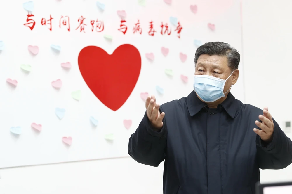 Chủ tịch Trung Quốc Tập Cận Bình tới kiểm tra một trung tâm phòng và kiểm soát bệnh dịch ở Bắc Kinh, Trung Quốc, ngày 10/2/2020. (Ảnh: THX/TTXVN)