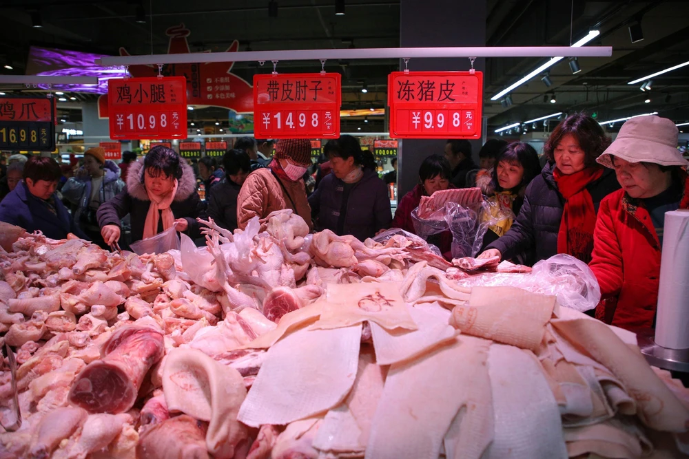 Quầy thịt lợn tại một khu chợ ở Tân Châu, tỉnh Sơn Đông, Trung Quốc. (Ảnh: AFP/TTXVN)