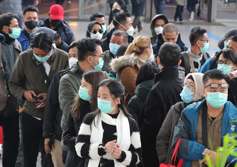 Khách du lịch đeo khẩu trang để phòng tránh lây nhiễm COVID-19 tại nhà ga tàu hỏa ở Seoul, Hàn Quốc, ngày 21/2/2020. (Ảnh: Yonhap/TTXVN)