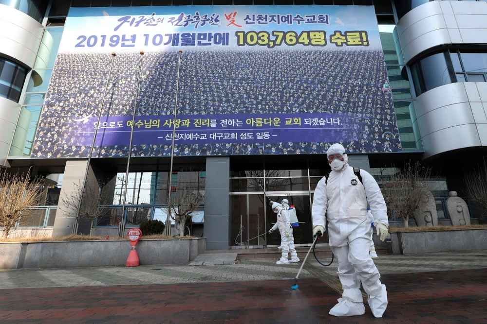 Phun thuốc khử trùng trước Nhà thờ Shincheonji tại thành phố Daegu, Hàn Quốc ngày 20/2. (Nguồn: Yonhap)