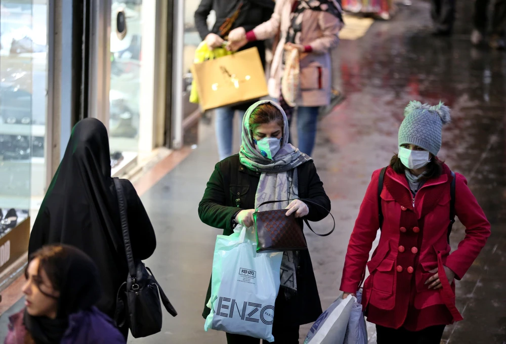 Người dân đeo khẩu trang để phòng tránh lây nhiễm COVID-19 tại Tehran, Iran, ngày 20/2/2020. (Ảnh: AFP/TTXVN)