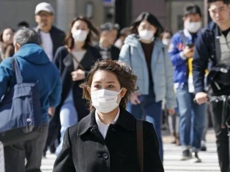 Người dân đeo khẩu trang để phòng tránh lây nhiễm COVID-19 tại Fukuoka, Nhật Bản, ngày 20/2/2020. (Ảnh: Kyodo/TTXVN)
