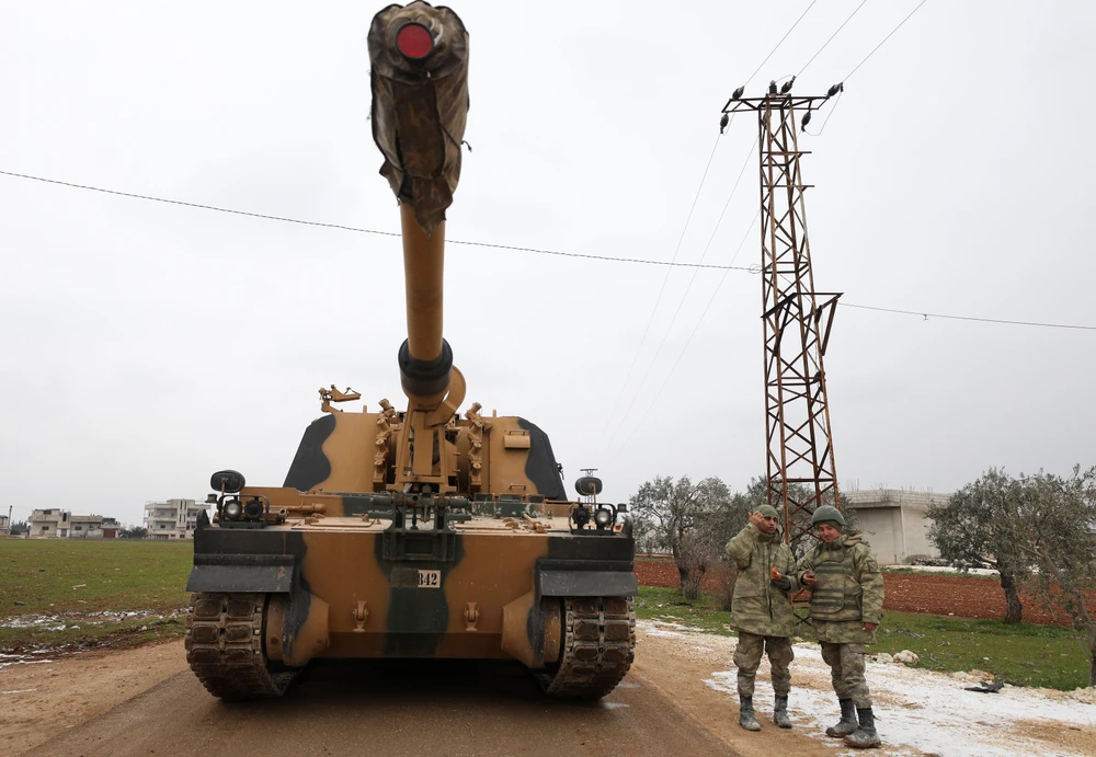 Binh sỹ và xe quân sự Thổ Nhĩ Kỳ được triển khai tại thị trấn Binnish, tỉnh Idlib, Syria, ngày 12/2/2020. (Ảnh: AFP/TTXVN)