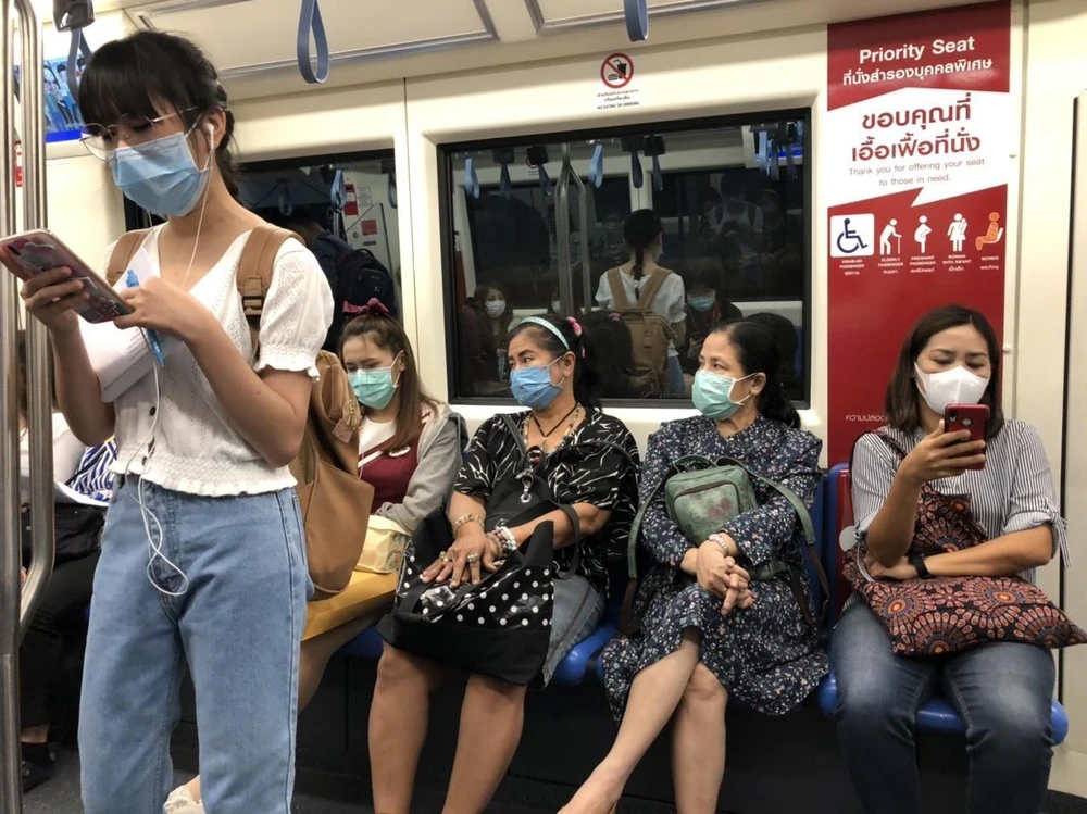 Người dân Thái Lan đeo khẩu trang tự bảo vệ mình trước dịch COVID-19 khi đi tàu điện ngầm ở thủ đô Bangkok. (Ảnh: Ngọc Quang/TTXVN)