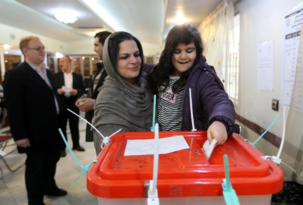 Cử tri bỏ phiếu tại điểm bầu cử ở Tehran, Iran ngày 21/2/2020. (Ảnh: AFP/TTXVN)