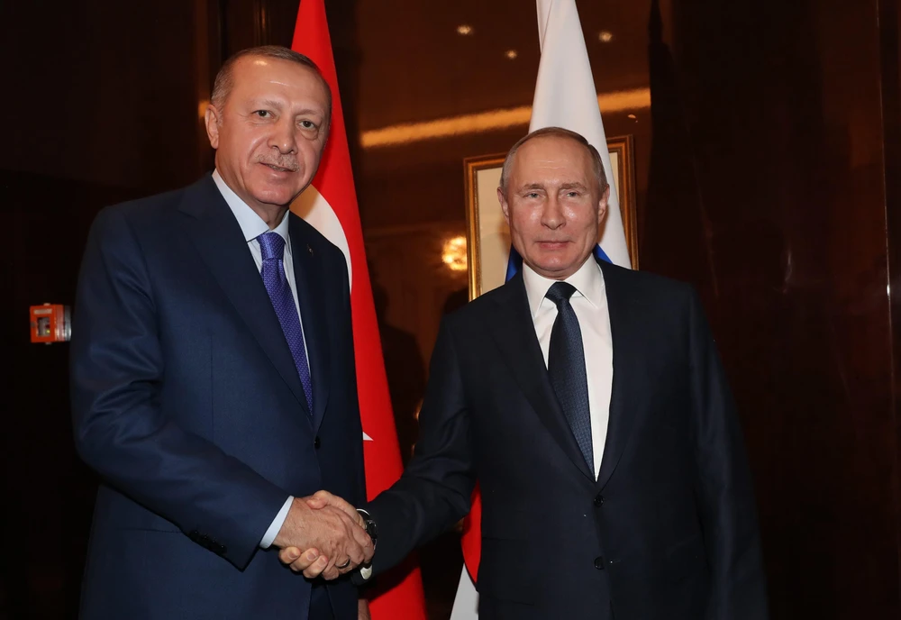 Tổng thống Nga Vladimir Putin (phải) và Tổng thống Thổ Nhĩ Kỳ Recep Tayyip Erdogan trong cuộc gặp tại Berlin, Đức, ngày 19/1/2020. (Ảnh: AFP/TTXVN)