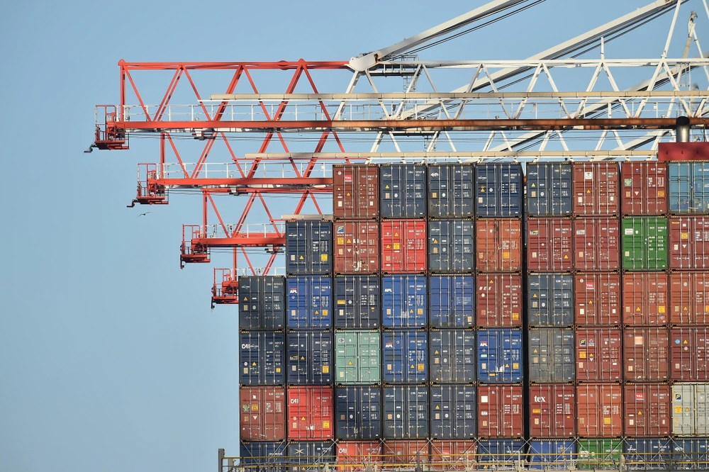 Hàng hóa xếp tại cảng ở Southampton, Anh. (Ảnh: AFP/TTXVN)