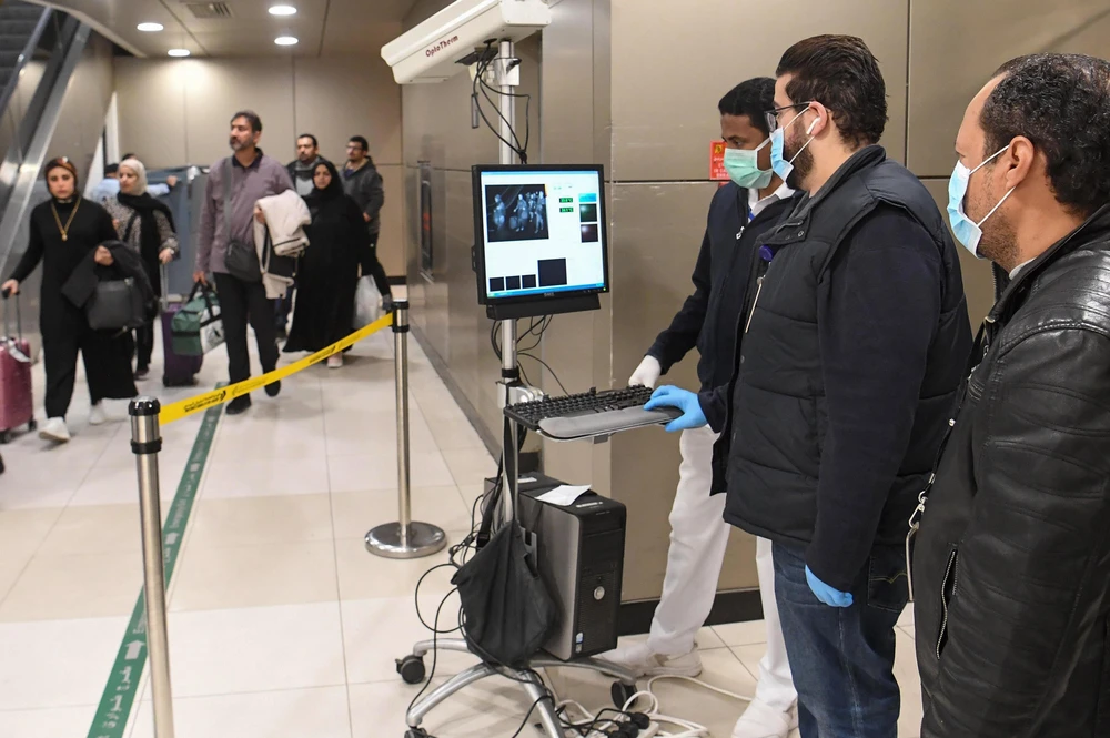 Máy quét thân nhiệt được sử dụng để kiểm tra thân nhiệt của hành khách tại sân bay quốc tế Kuwait ở Kuwait City ngày 29/1/2020. (Ảnh: AFP/TTXVN)