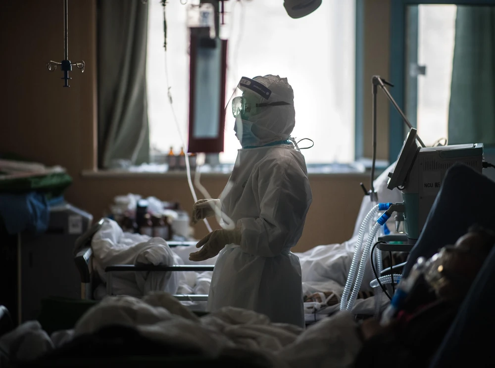 Nhân viên y tế điều trị cho bệnh nhân tại bệnh viện ở Vũ Hán, tỉnh Hồ Bắc, Trung Quốc, ngày 22/2/2020. (Ảnh: THX/TTXVN)