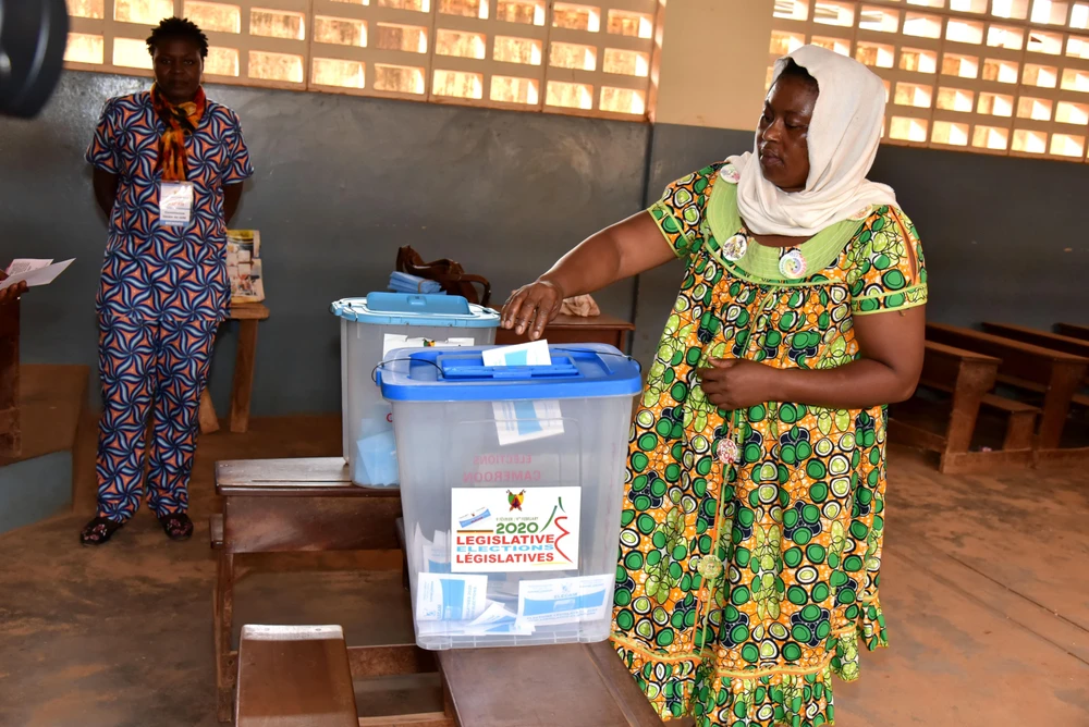 Cử tri Cameroon bỏ phiếu tại điểm bầu cử ở Yaounde ngày 9/2/2020. (Ảnh: THX/TTXVN)