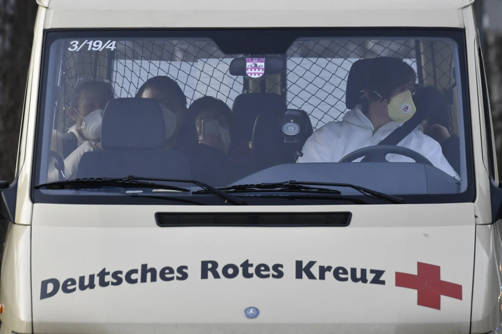 Xe của Hội chữ thập đỏ Đức chở công dân Đức sơ tán từ Vũ Hán, tỉnh Hồ Bắc, Trung Quốc, tới khu vực cách ly tại bệnh viện ở Berlin Kopenick, Đức, ngày 9/2/2020. (Ảnh: AFP/TTXVN)