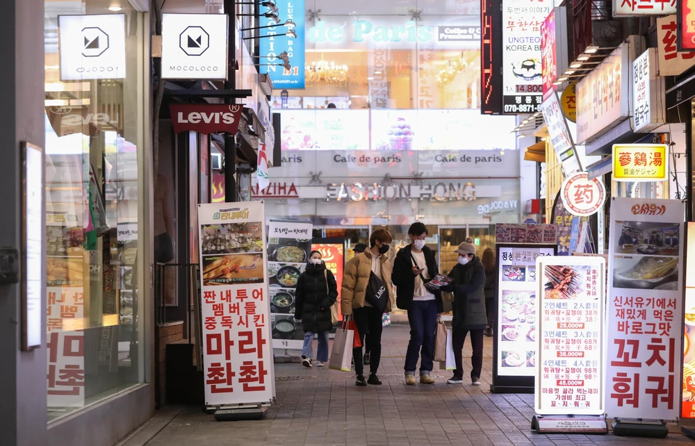 Người dân đeo khẩu trang để phòng tránh lây nhiễm COVID-19 tại Seoul, Hàn Quốc, ngày 27/2/2020. (Ảnh: THX/TTXVN)