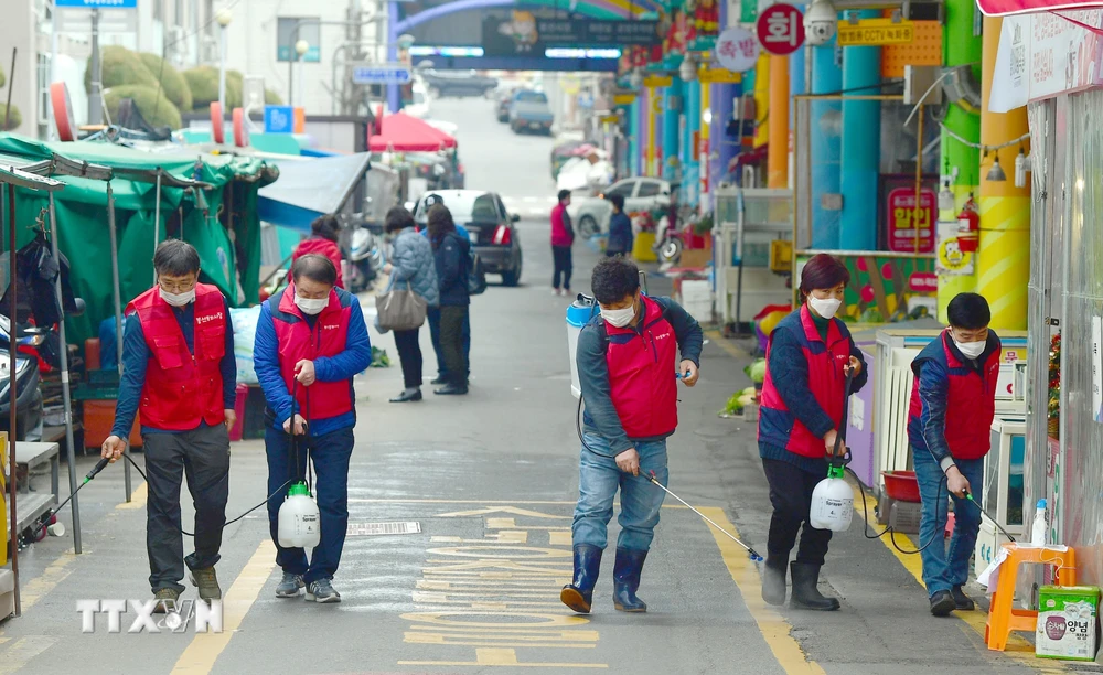 Phun thuốc khử trùng tại một khu chợ ở Gwangju, Hàn Quốc, ngày 1/3/2020, nhằm ngăn chặn sự lây lan của COVID-19. (Ảnh: THX/TTXVN)