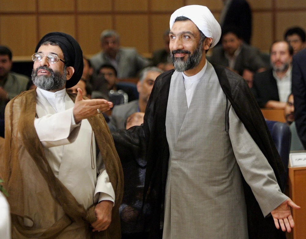 Ông Mostafa Pourmohammadi (phải) tại lễ nhậm chức Bộ trưởng Tư pháp Iran ở Tehran, ngày 28/8/2005. (Ảnh: AFP/TTXVN)