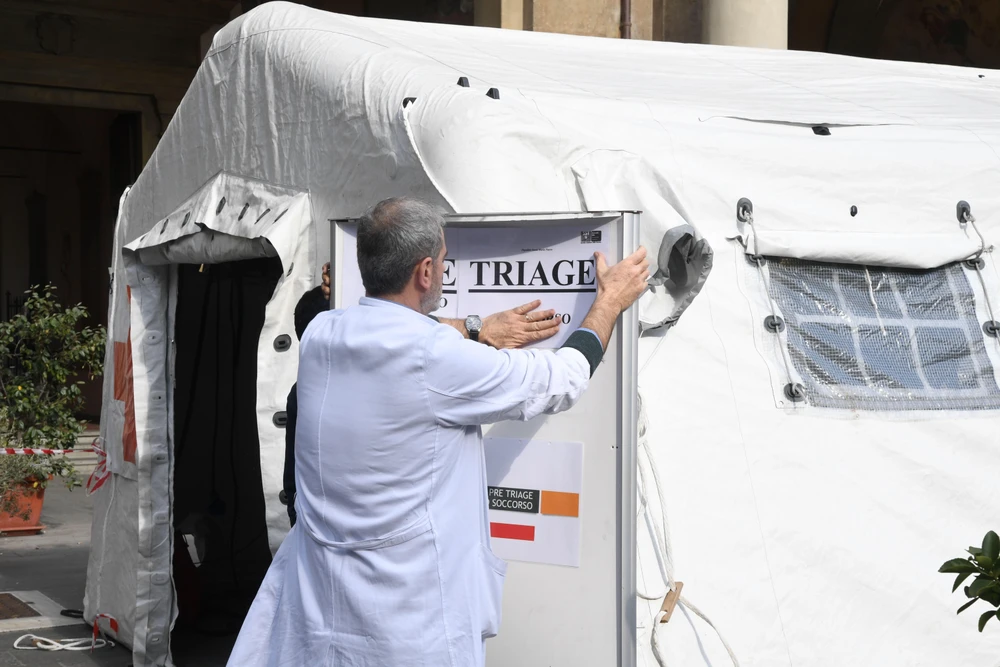Nhân viên y tế kiểm tra một khu cách ly tạm thời dành cho bệnh nhân nhiễm COVID-19 tại bệnh viện ở Florence, Italy, ngày 25/2. (Ảnh: AFP/TTXVN)