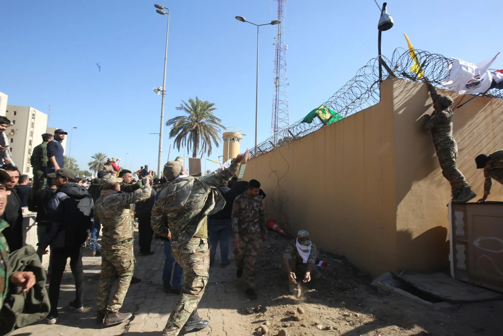 Người biểu tình xông vào Đại sứ quán Mỹ tại Iraq ngày 31/12/2019. (Ảnh: AFP/TTXVN)