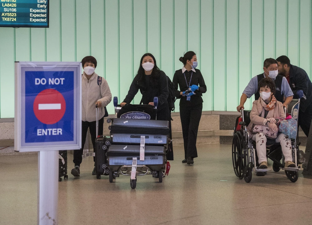 Người dân đeo khẩu trang để phòng tránh lây nhiễm COVID-19 tại sân bay ở Los Angeles, California, Mỹ, ngày 29/2/2020. (Ảnh: AFP/TTXVN)