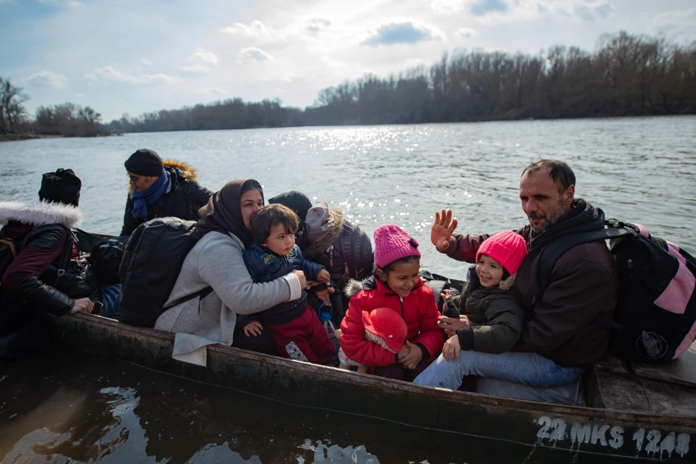 Người di cư từ Edirne vượt sông Meric để tới Hy Lạp ngày 1/3/2020. (Ảnh: THX/TTXVN)