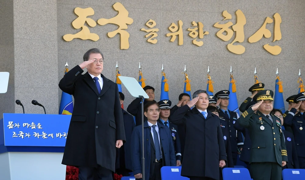 Tổng thống Hàn Quốc Moon Jae-in (trái) trong chuyến thăm Học viện Không quân Hàn Quốc ở Cheongju, cách thủ đô Seoul khoảng 130km về phía nam ngày 4/3. (Ảnh: YONHAP/TTXVN)
