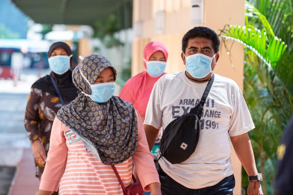 Người dân đeo khẩu trang để phòng tránh lây nhiễm COVID-19 tại Jakarta, Indonesia, ngày 2/3/2020. (Ảnh: THX/TTXVN)