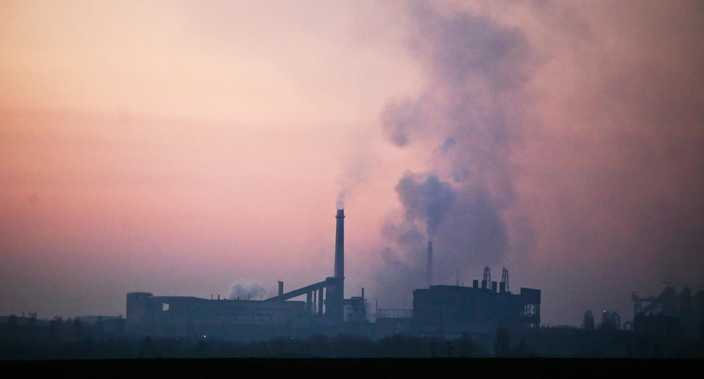 Khí thải phát ra từ một nhà máy thép ở Sofia, Bulgaria. (Ảnh: AFP/TTXVN)