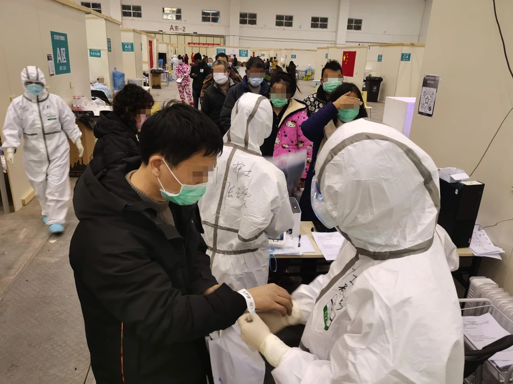 Bệnh nhân nhiễm COVID-19 được điều trị tại bệnh viện dã chiến ở Vũ Hán, tỉnh Hồ Bắc, Trung Quốc, ngày 8/2/2020. (Ảnh: THX/TTXVN)