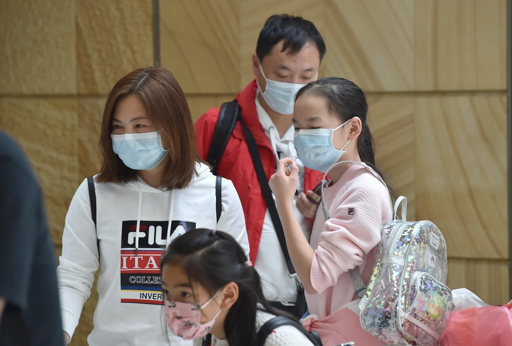 Người dân đeo khẩu trang để phòng tránh lây nhiễm COVID-19 tại sân bay ở Sydney, Australia, ngày 23/1/2020. (Ảnh: AFP/ TTXVN)