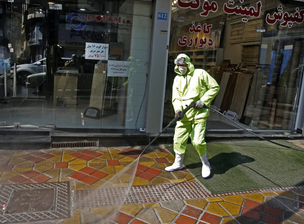 Phun thuốc khử trùng nhằm ngăn ngừa sự lây lan của dịch bệnh COVID-19 tại Tehran, Iran ngày 5/3/2020. (Ảnh: AFP/TTXVN)