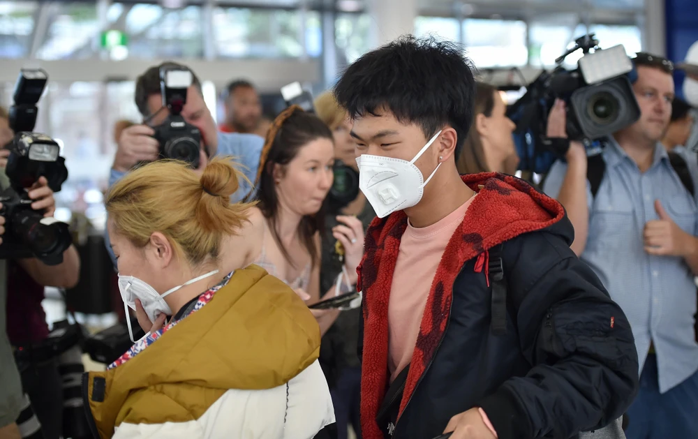 Hành khách đeo khẩu trang để phòng tránh lây nhiễm COVID-19 tại sân bay Sydney, Australia, ngày 23/1/2020. (Ảnh: AFP/TTXVN)