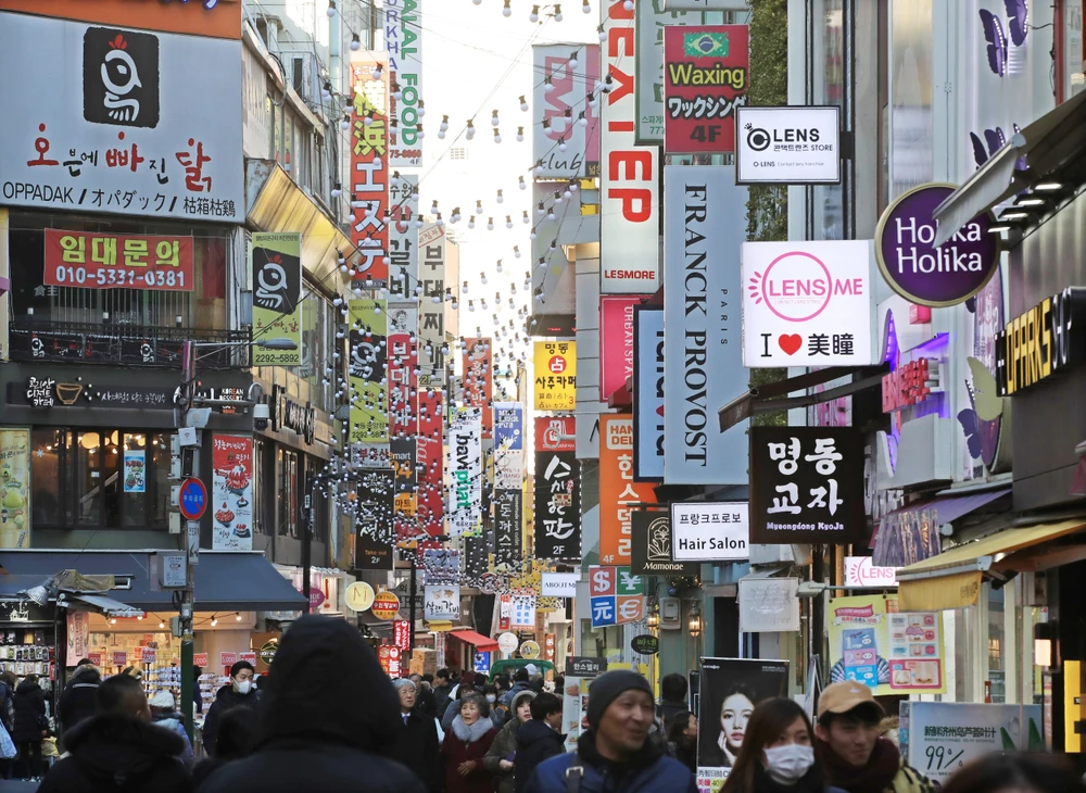 Người dân mua sắm hàng hóa tại khu vực Myeongdong, thủ đô Seoul, Hàn Quốc, ngày 2/1/2019. (Ảnh: Yonhap/TTXVN)