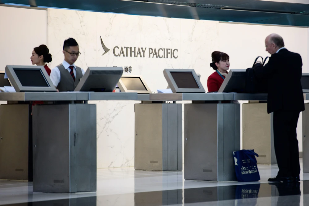 Quầy làm thủ tục check-in của Hãng hàng không Cathay Pacific tại sân bay quốc tế Hong Kong, Trung Quốc. (Ảnh: AFP/ TTXVN)