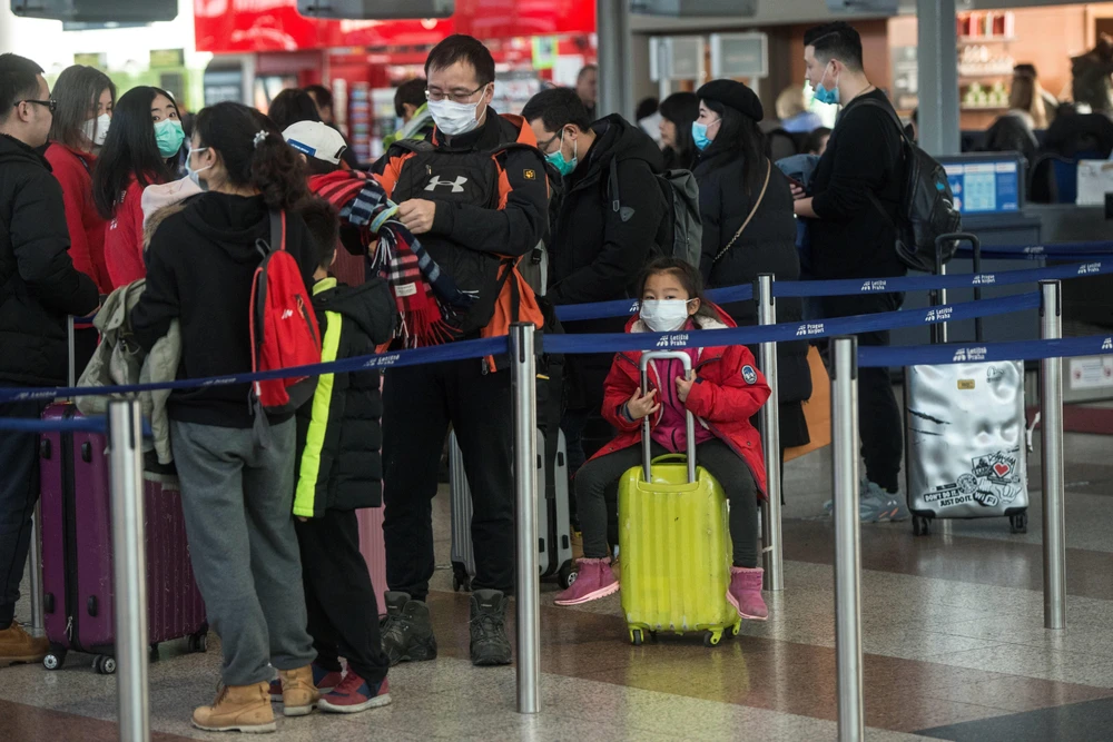 Hành khách đeo khẩu trang để phòng tránh lây nhiễm COVID-19 tại sân bay quốc tế Vaclav Havel ở Praha, CH Séc, ngày 27/1/2020. (Ảnh: AFP/TTXVN)