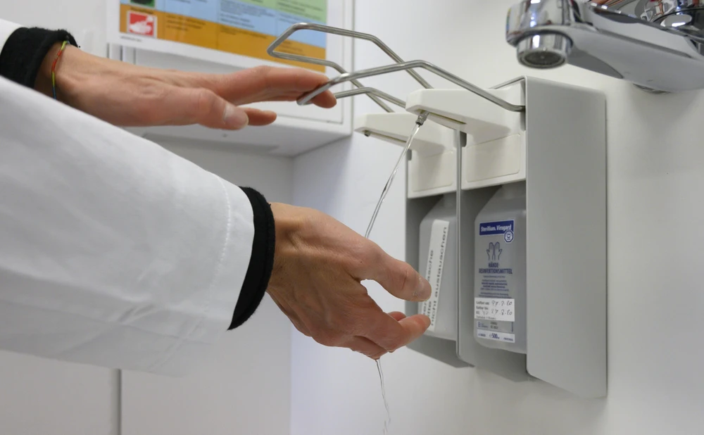 Rửa tay để phòng tránh lây nhiễm COVID-19 tại Stuttgart, miền nam nước Đức, ngày 2/3/2020. (Ảnh: AFP/TTXVN)