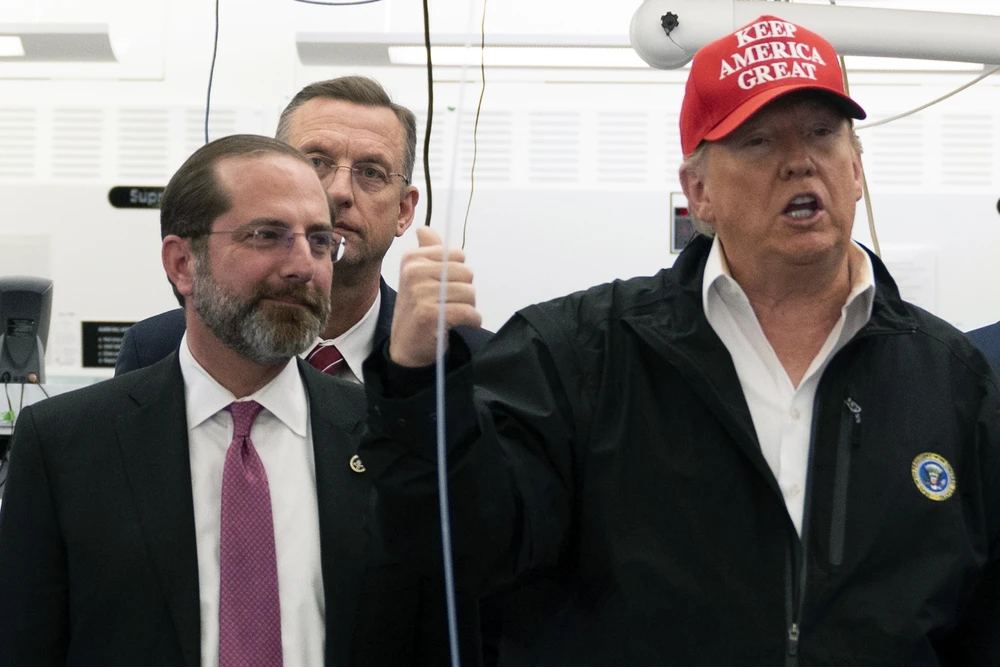 Nghị sỹ Mỹ Doug Collins (giữa) tham gia chuyến thị sát cùng Tổng thống Donald Trump (phải) tới Trung tâm kiểm soát dịch bệnh (CDC) trong bối cảnh dịch COVID-19 bùng phát, tại thành phố Atlanta, bang Georgia ngày 6/3/2020. (Ảnh: AFP/TTXVN)