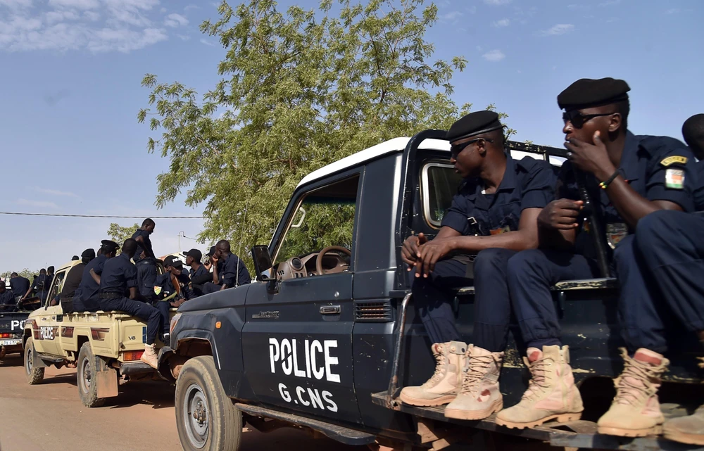 Nhân viên an ninh Niger tuần tra tại Niamey. (Ảnh: AFP/TTXVN)