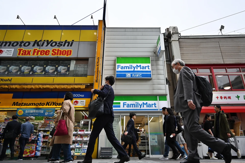 Người dân Nhật Bản trên một con phố ở Tokyo. (Ảnh: AFP/TTXVN)