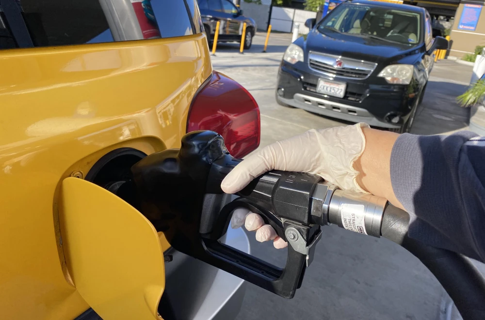 Đổ xăng cho phương tiện tại một trạm xăng ở Los Angeles, bang California, Mỹ ngày 18/3/2020. (Ảnh: AFP/TTXVN)